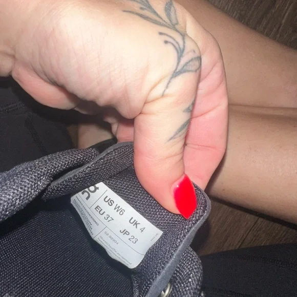 On cloud Running Black and White Athletic Shoes - Picture 4 of 4